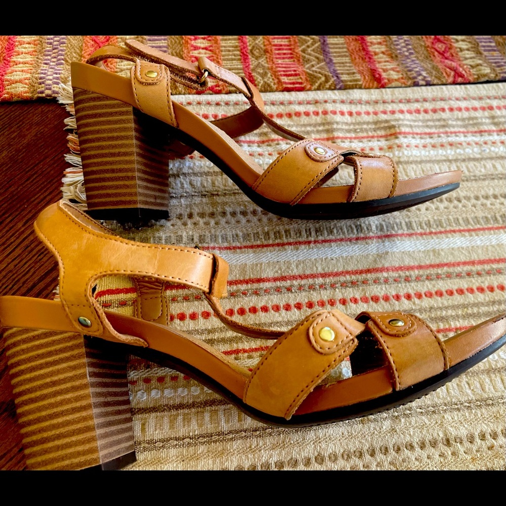 Clark’s Collection Soft Cushion Valtina T-strap sandal  women’s 8 1/2